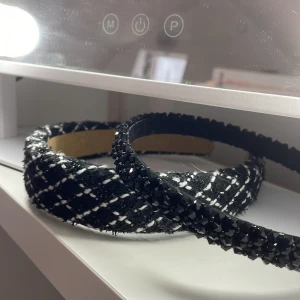 Diadem❤️ - Säljer nu detta kittet med två stycken urgulliga populära diadem!❤️ inga defekter eller smutsfläckar förekommer (som tur är)💗 säljs EJ styckvis, dem säljs alltså tillsammans❤️