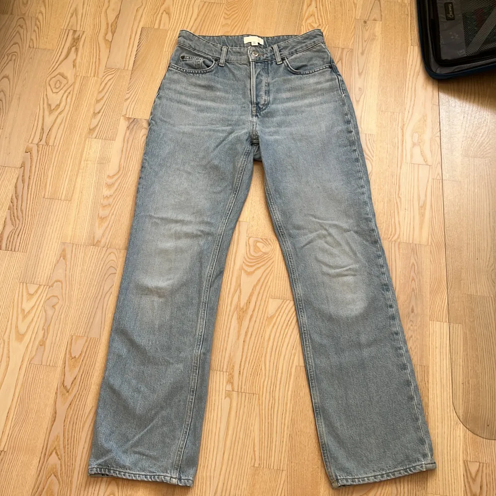 Ljusblå raka jeans från h&m. Använda ett fåtal gånger så de är i bra skick. High/mid waist.. Jeans & Byxor.