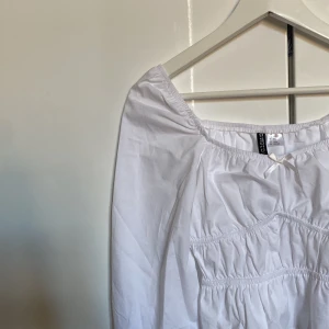 Blus - Säljer en fin blus från H&M divided med prislappen kvar. Säljer eftersom jag beställde fel storlek! Köpte för 200kr 💗