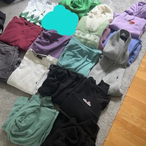 Hoodies+ t shirt+ Cargo pants - Tjena, säljer nu massa hoodies från storlekar S till L  Kan sälja allt i paket för 1300 Annars be om enskild bild och pris för just den hoodien  Allt är inprincip oanvänt    Ralph lauren hoodien såld