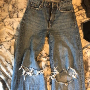 Jeans  - Håliga jeans ifrån lager 157, säljer då jag inte känner att dem passar mig annars väldigt fina