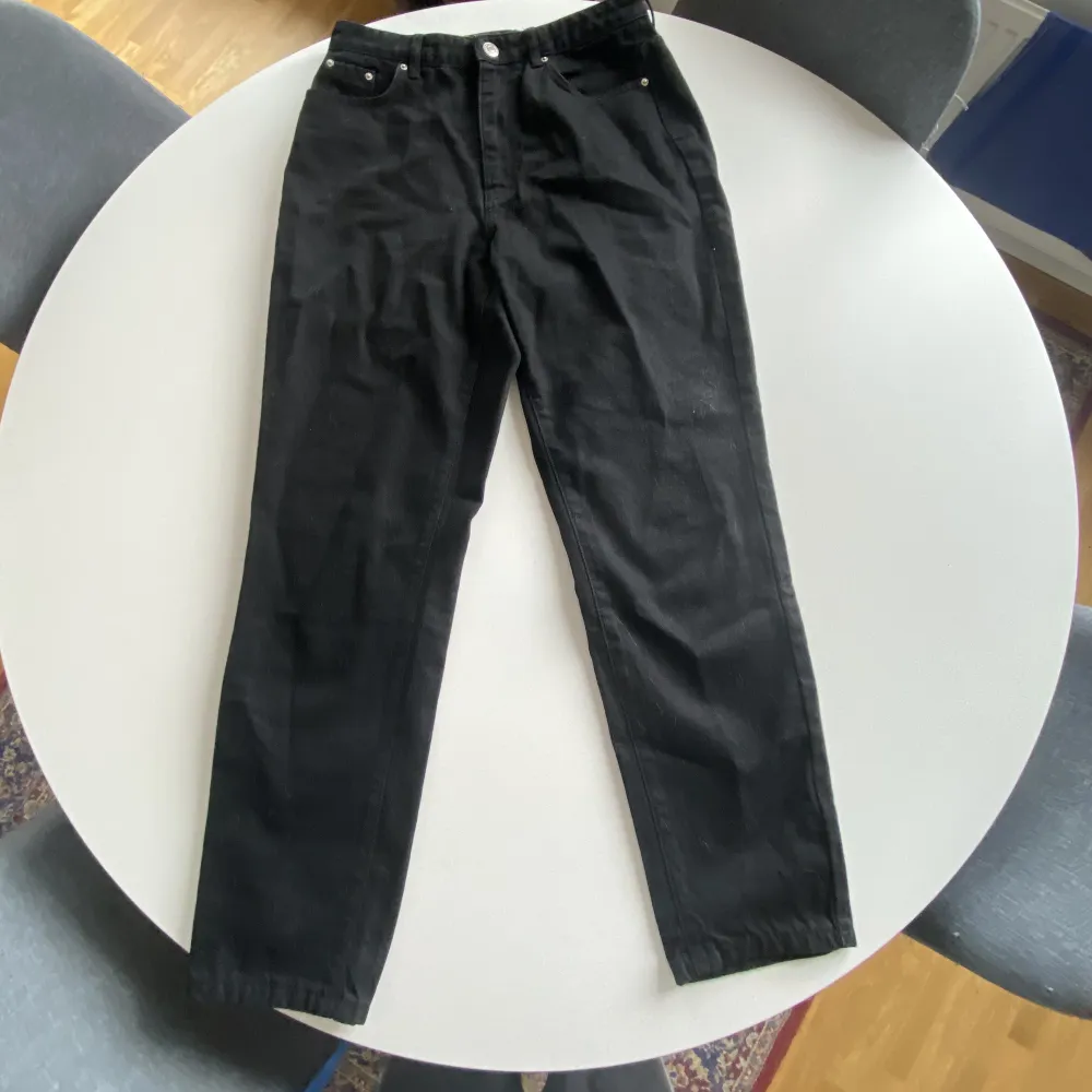 Jeans från Ginatricot i modellen ”dagny mom jeans” aldrig använda så dom är i nyskick☺️. Jeans & Byxor.