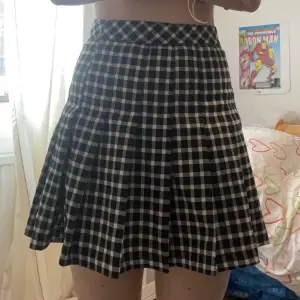 Söt svartvit rutig kjol! Använt ett par gånger men är i bra skick 💖 säljer denna för att jag ej använder den längre 💐