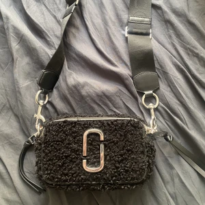 Väska  - Marc Jacobs axelväska, ej använd så mycket. Mycket bra skick. Säljs då jag ej använder. 