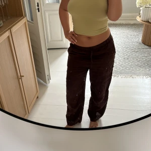 Lowwaist linnebyxor  - Dem perfekta lowwaist linnebyxorna i brun. Köpta på Arket förra året, finns inga defekter. Storlek S