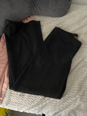 Svarta Kostymbyxor  - Svarta breda kostymbyxor som är super sköna och ganska breda! Kan inte hitta någon storlek på de men skulle anta att det är en M kanske!