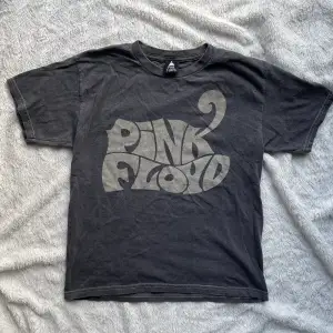 En grå t-shirt med tryck🤍 Aldrig använd. Sista bild från hemsida. (Köparen står för frakten) 