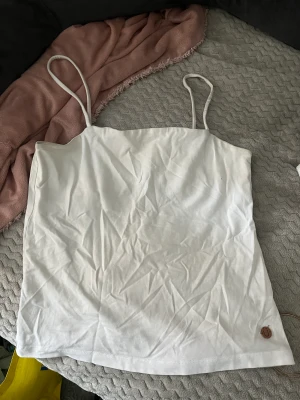 Vitt linne - Vitt linne i använt skick, därav priset! Har ett dubbelager av tyg vid bröstet.
