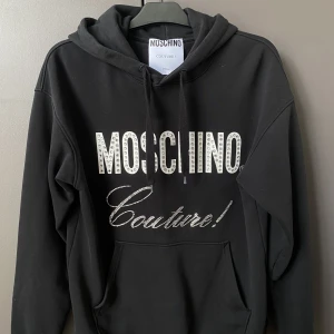 Moschino Hoodie  - Äkta Moschino Hoodie. Köpt för 5300kr. Nyskick  Taglia 46 skulle säga storlek L men passar M också