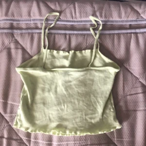 Linne - Ett lime grönt linne väldigt fint och skönt andvänt ett par få gnr pågrund av färgen 💗