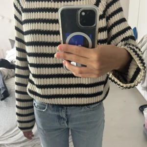 Stickad tröja - Randig stickad tröja från zara i storlek L men passar mig som oftast bär S😊