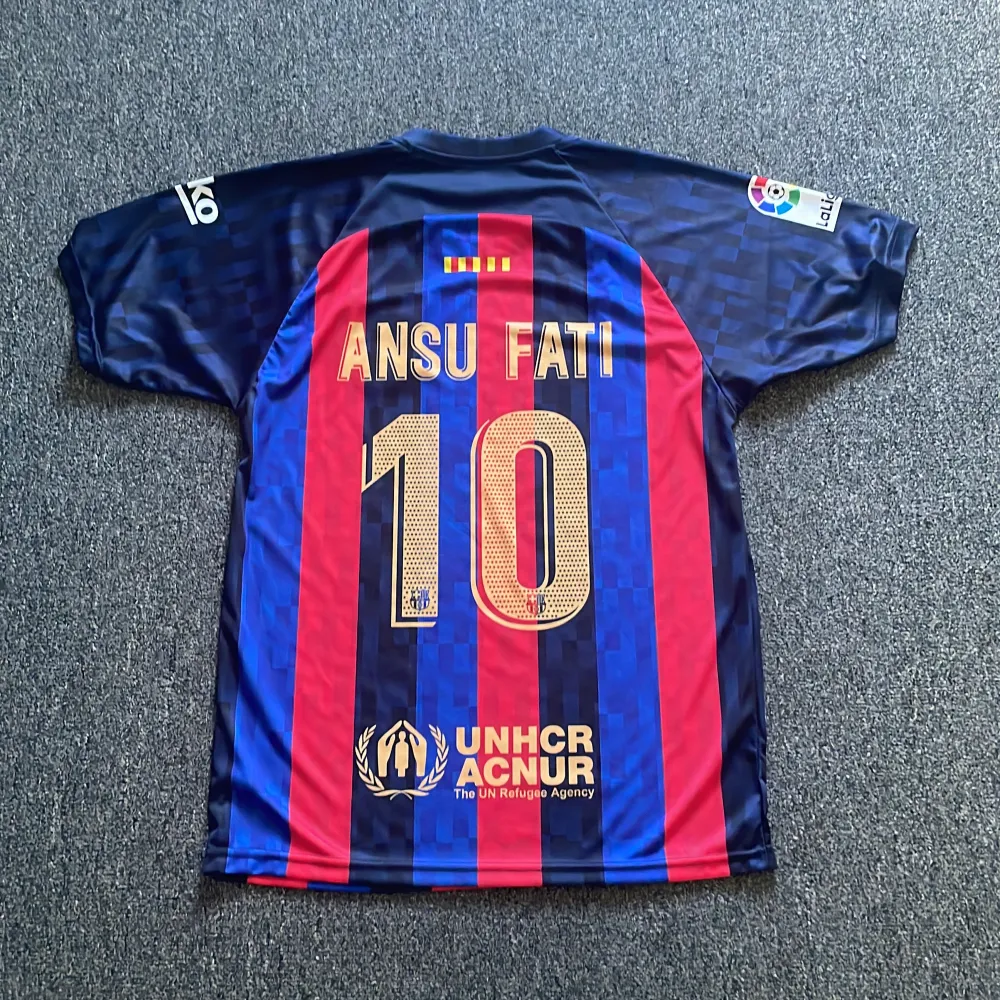 Säljer min Fc Barcelona t shirt då den inte kommer till användning och är i toppskick. Tröjan spelades säsongen 22/23 då dom vann la liga. Ansu fati på ryggen nummer 10. . T-shirts.