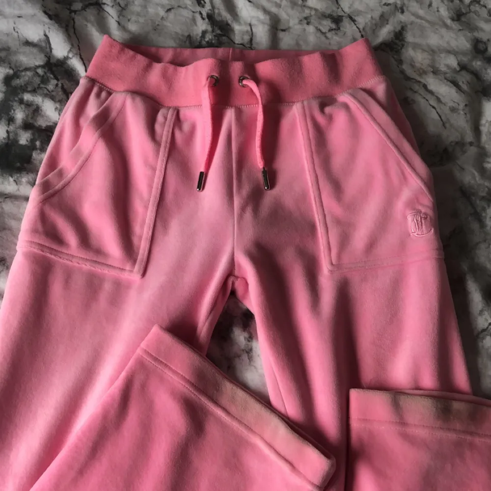 Fina rosa juicy byxor, haft dom i ett halvår och har några fläckar längst ner av smuts som inte går bort i tvätten, men inget man tänker på (silver detaljen sitter lite löst men man kan limma eller ta en tång för att laga den) den sitter fast just nu. Jeans & Byxor.