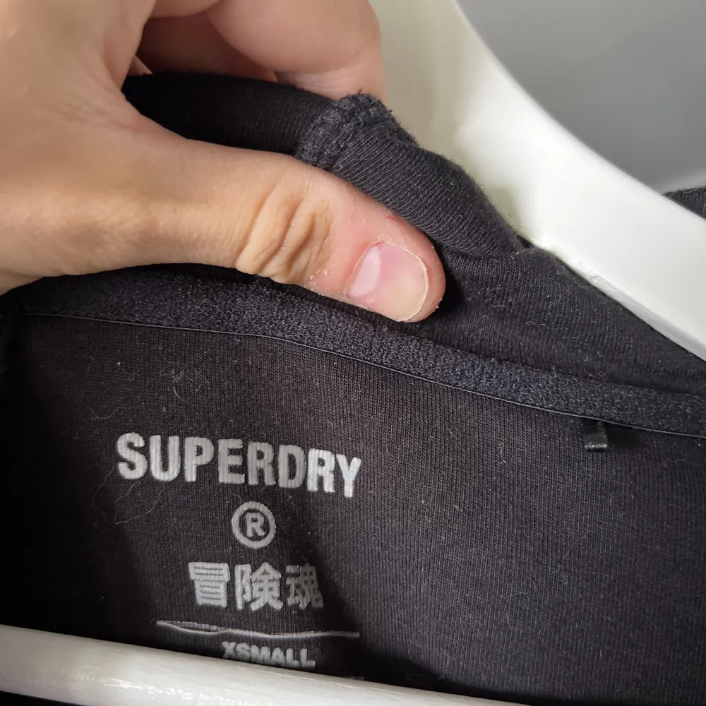 Säljer min Superdry tröja för den känns stor, knappt använd. Står XS men känns som en M/L. Nypris 2500. Meddela för fler frågor/bilder . Tröjor & Koftor.