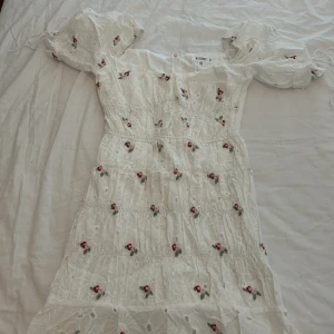 Vit blommig klänning  - Oanvänd, super fin som studentklänning exempelvis