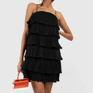 Volangklänning💕 - Säljer denna fina volangklänning, jättefin i ryggen. Helt ny endast testad!!💗