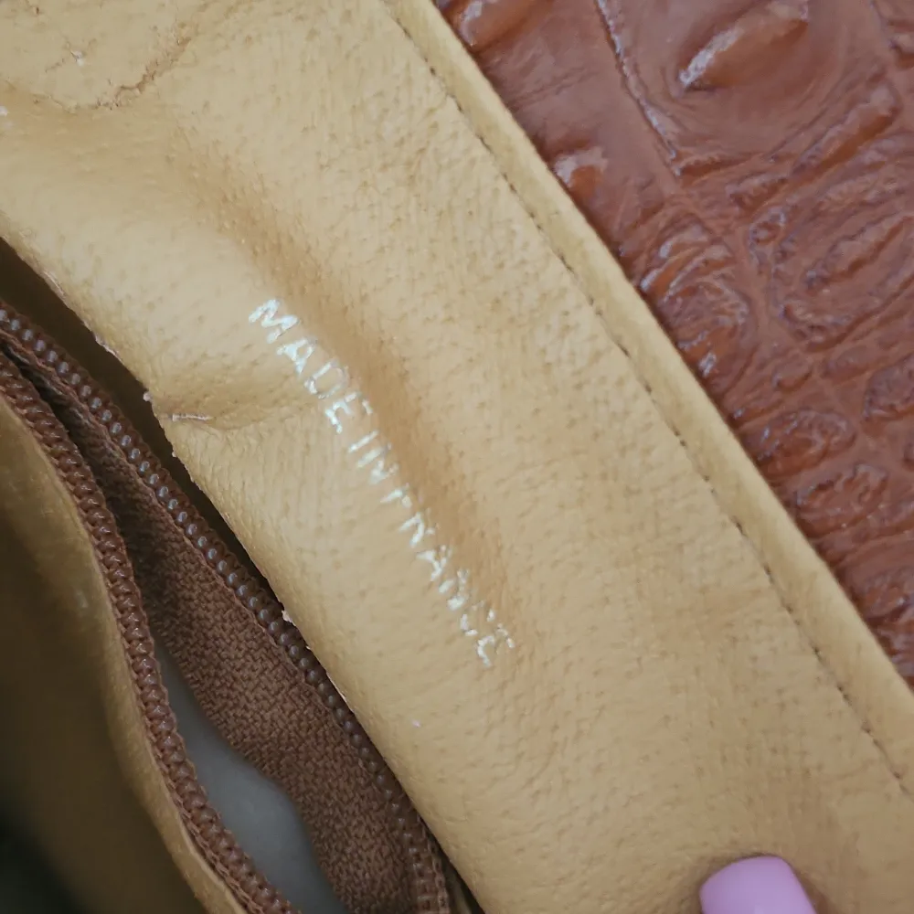 Autentisk brun handväska i äkta krokodil skinn, köpt i östermalm. Väskor.