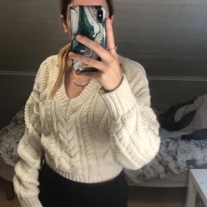 Stickad tröja  - Fin vit stickad tröja ifrån nakd i väldigt fint skick!