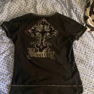 Mcbling tshirt - Köpte den här T-shirten secondhand för ett tag sedan och har använts men kommer inte till användning längre, bra skick, har dock lite sprickor i trycket och nån enstaka paljette saknas. Har fin passform i övrigt och passar nog xs-s