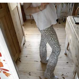 Bootcut jeans med leopard mönster ifrån nakd, storlek 34!! 🐆🐆 sååå snygga 