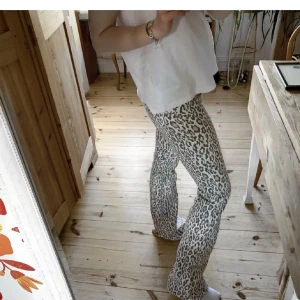 Jeans - Bootcut jeans med leopard mönster ifrån nakd, storlek 34!! 🐆🐆 sååå snygga 