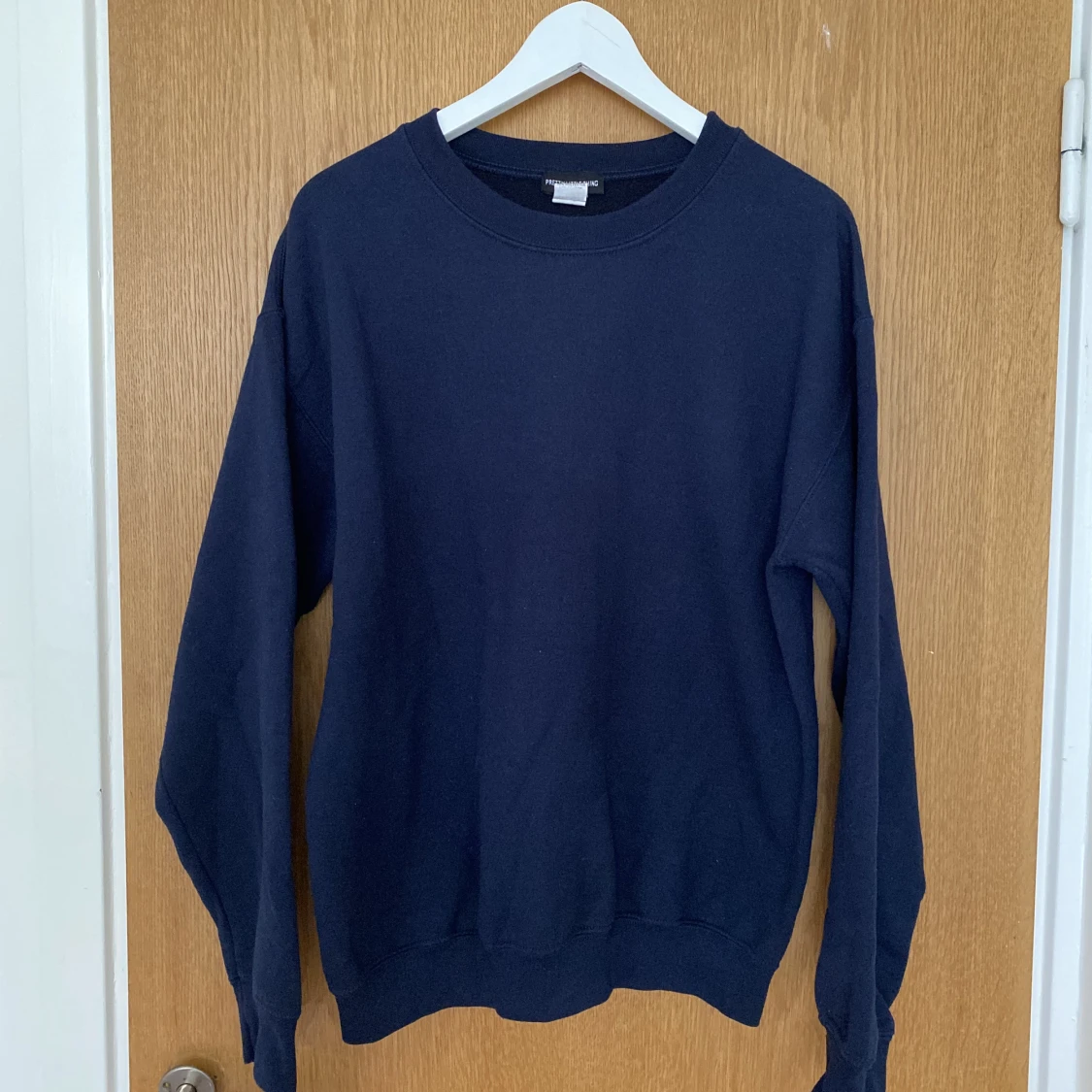 Basic mörk blå crewneck