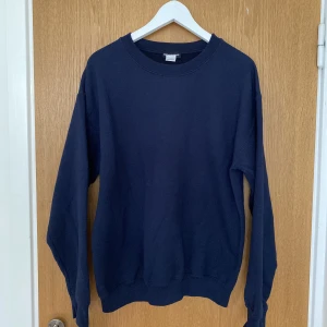 Basic mörk blå crewneck - Basic mörk blå / navy crewneck / sweatshirt från pretty little thing. Sparsamt använd💙💙