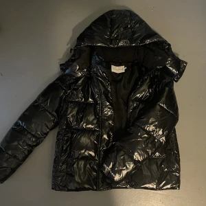 Calvin Klein jacka  - Säljer min ck jacka, nyskick! Ny pris är runt 2000kr. Jag säljer för 1100kr. Frakten är ej inräknad i priset🩷 Storlek M, passar bra på mig som vanligtvis har S. Betalning sker vi swish💕