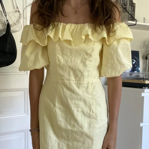 Gul vacker klänning! - Vacker gul klänning från Hm.  Så fint skick, man kan ha den på många sätt och den är så fin i materialet. Materialet är nästan lite linne, det är en linnemix.🩷