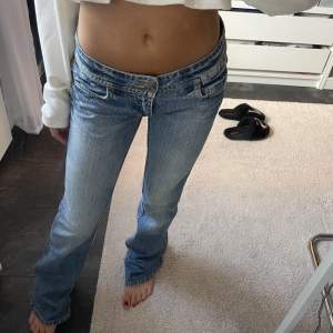 Säljer dessa snygga låg midjade jeans ifrån märket Hudson🫶 I storlek xs, lite för långa för mig som är 155cm💞 Midjemåttet är ca 78cm och innerbenslängden är ca 80cm