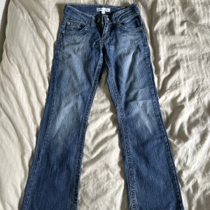 Lågmidjade bootcut jeans - Vintage Lindex jeans med låg midja och bootcut. Tidigare köpt här på plick, men var lite små för mig därav ej använda av mig. Bara att skriva vid frågor! Köparen står för frakt.