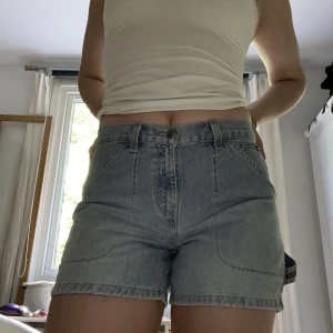 Jeansshorts - Supersnygga jeansshorts från Tommy hilfiger. För små för mig men sitter väldigt fint annars. Står ingen storlek men skulle säga S-M