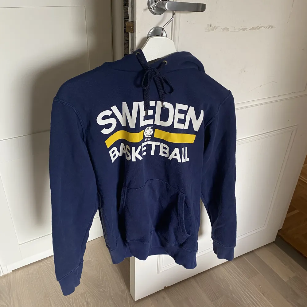 En hoodie från sweden basketball i marinblå färg med tryck på framsidan som tyvärr är för liten för mig. Ganska liten i storleken trotts att det är en S. Hoodies.