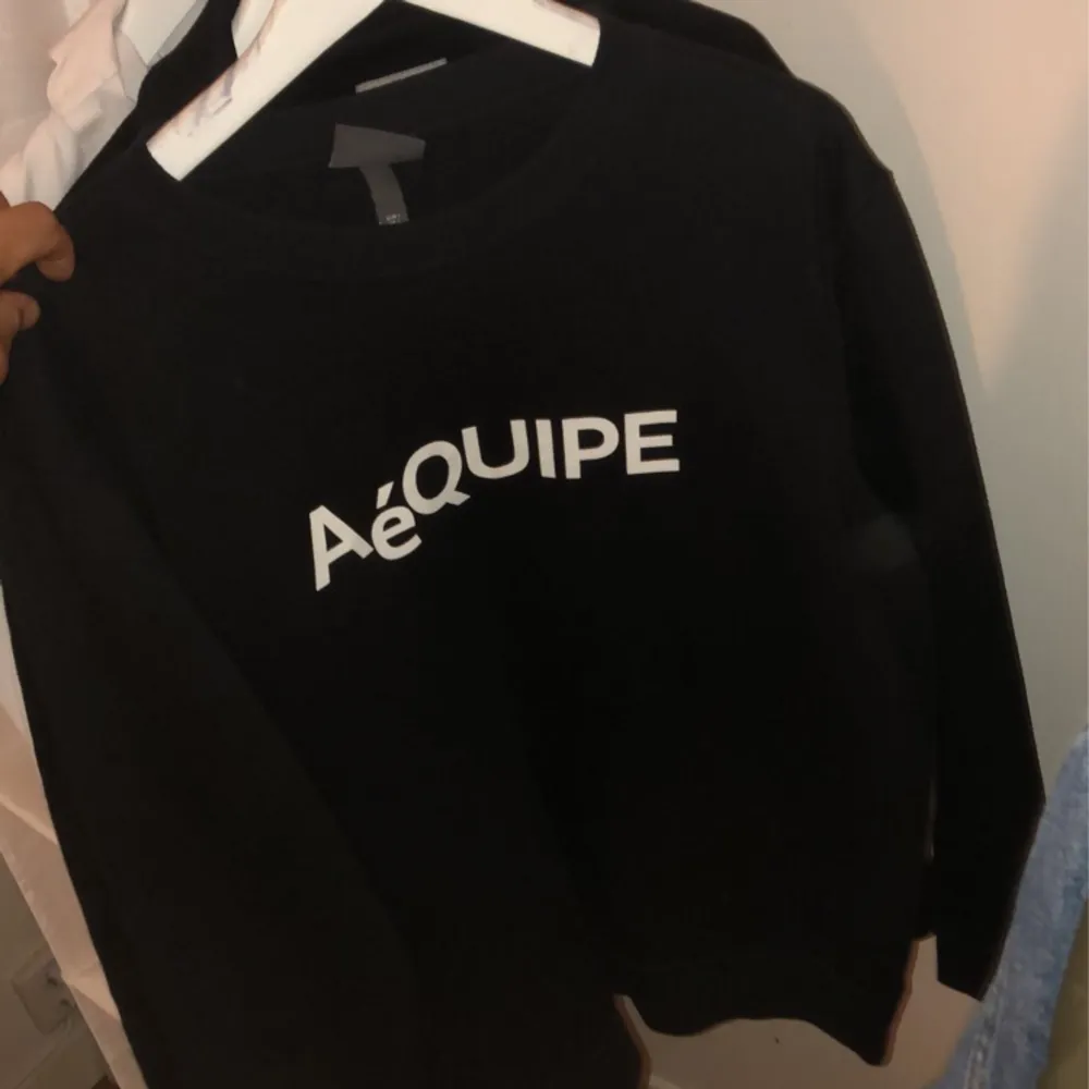Oanvänd sweater från H&M, fransk ”Aequipe”. Säljer då den passar inte min stil, vilken tönt man är... Tröjor & Koftor.