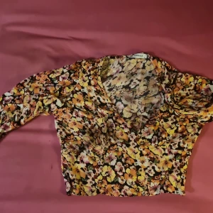 Blus - Blommig blus stl s  Köpare står för frakt