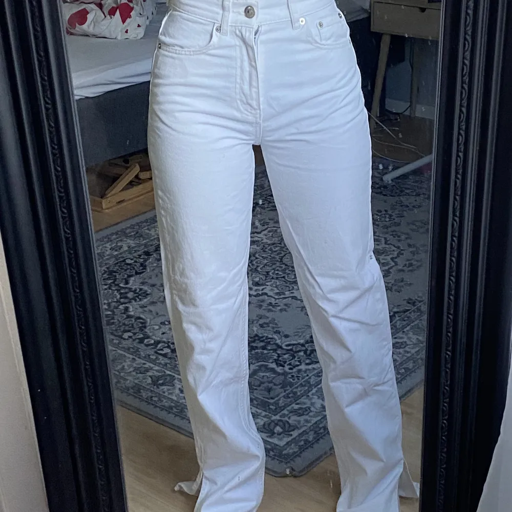 Super snygga vita högmidjade jeans ifrån Ginatricot i storlek 32!! De har slit på båda benen längst ner. Jag är 162cm lång som referens🤍köparen står för frakten! Använd gärna ”köp nu” . Jeans & Byxor.