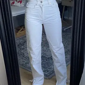 Super snygga vita högmidjade jeans ifrån Ginatricot i storlek 32!! De har slit på båda benen längst ner. Jag är 162cm lång som referens🤍köparen står för frakten! Använd gärna ”köp nu” 