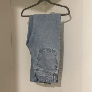 Snygga raka midwaist jeans från zara! Köptes runt förra året för 500 kr. Har användts varsamt, därav inga slitningar. Säljer pga att jag vuxit ur dom. Tveka inte att höra av er vid frågor🥰