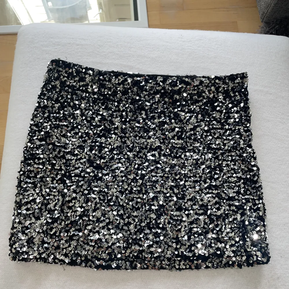 En suuuper fin och glittrig kjol från Nelly i strl mediu. Går både användas som lågmidjst och högmidjat. 250kr. Kjolar.