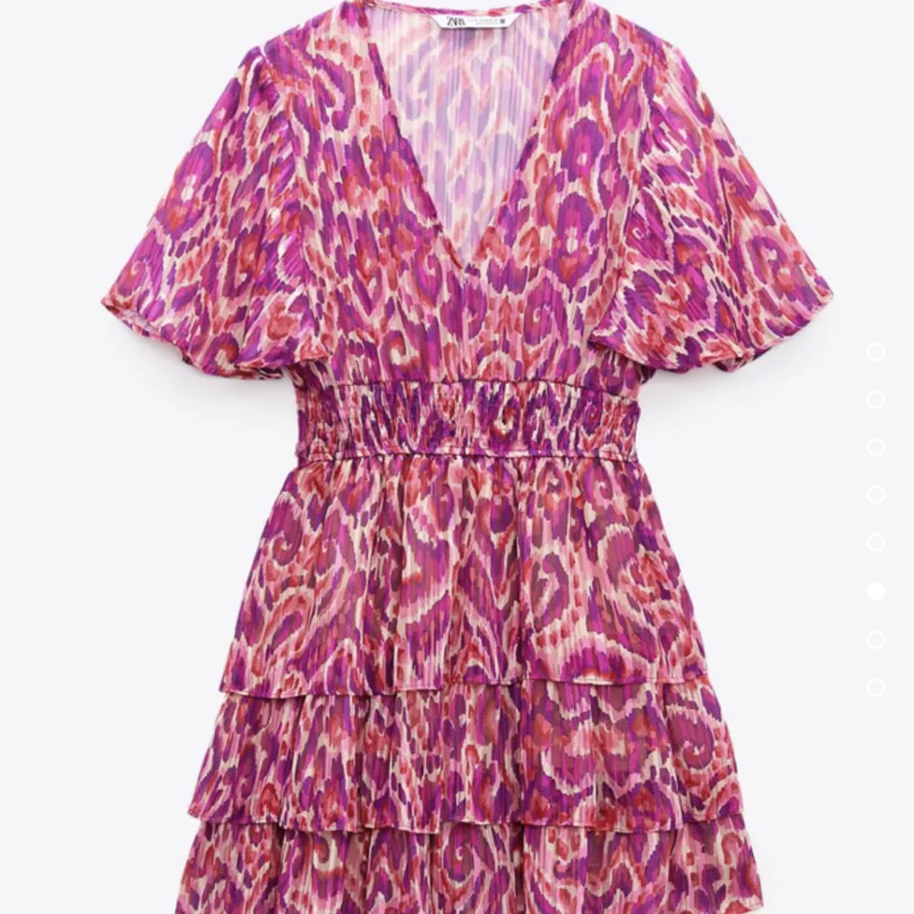 Superfin klänning ifrån Zara, endast använd 2 gånger ⚡️ Köpt för 500kr!. Klänningar.