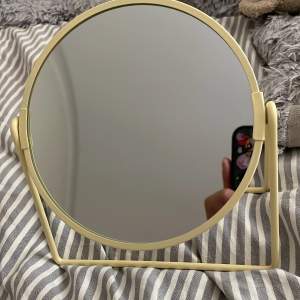 En gullig gul spegel som är köpt på Åhléns. Använd typ en vecka så är som ny. Hittade en annan istället 
