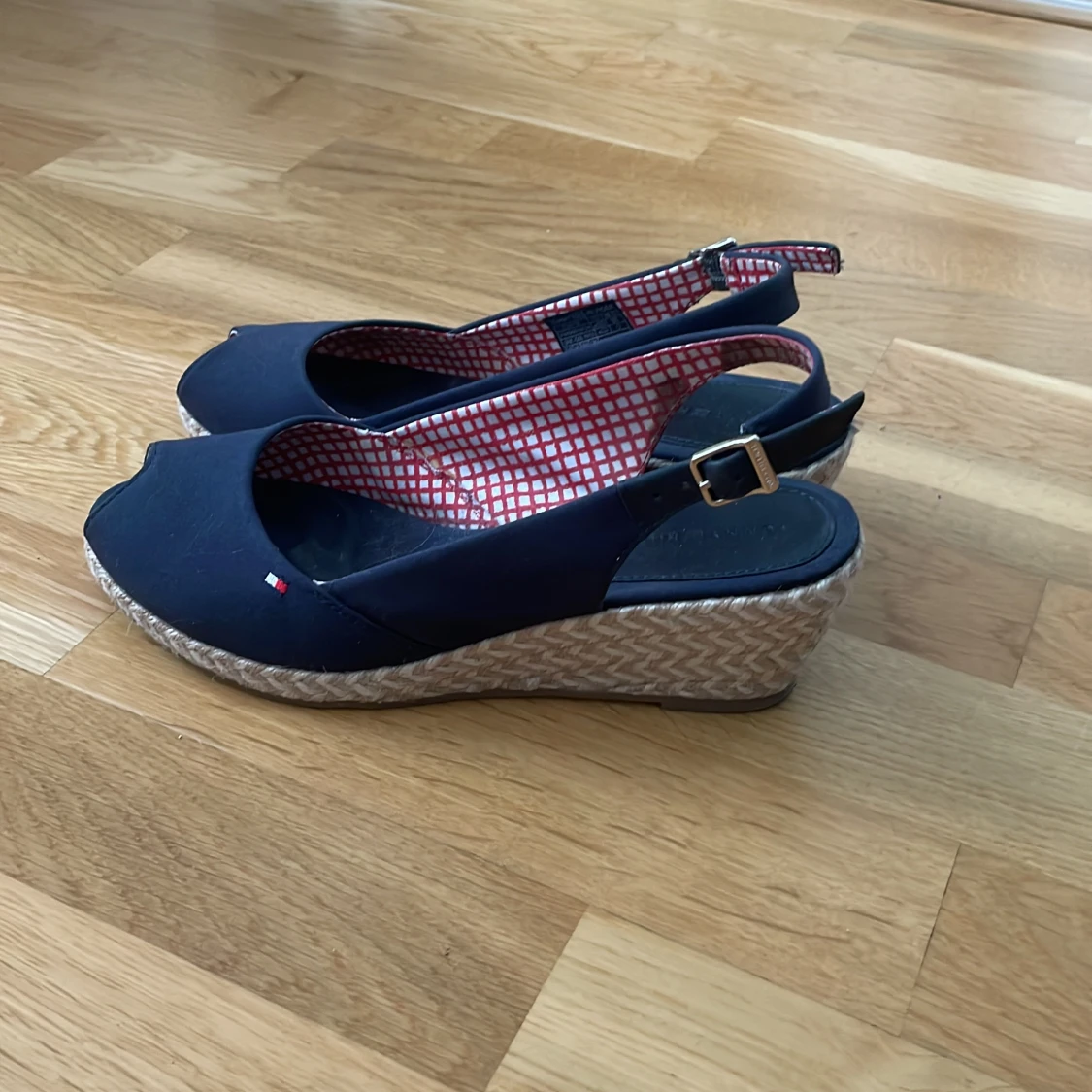 Tommy Hilfiger  - 90