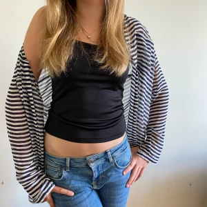 Tunn kofta - Jätte snygg tunn randig kofta 💕 jätte söt o ha på sommaren 🦓🌞 tycker du värkligen borde köpa den, du kommer se otroligt bra ut i den 🔥🤟