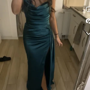 Långklänning i satin - Använd 1 gång 