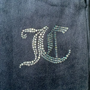 Juicy couture byxor  - Säljer mina juicy couture byxor i färgen night sky eftersom att jag har vuxit ur dem❤️Skriv för fler bilder, pris kan diskuteras