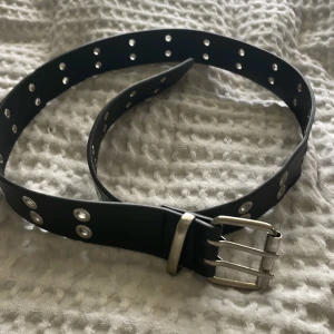 skärp  - skärp från hm, väldigt reglerbart, silver detaljer. finns även en kedja till!