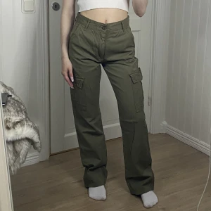 Cargo byxor  - Gröna cargo byxor i storlek 36. Använda men fortfarande i bra skick. Säljer för 120 kr plus frakt. 💖