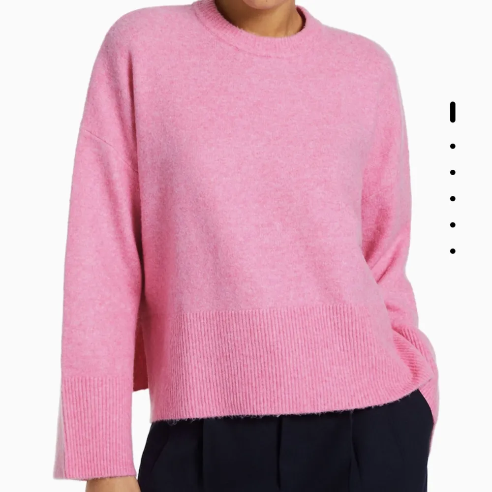 Säljer denna oanvända rosa stickade tröjan med prislappen kvar🤍 250kr+frakt Fråga om egna bilder!. Stickat.