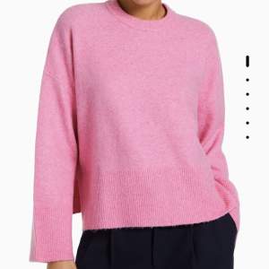 Säljer denna oanvända rosa stickade tröjan med prislappen kvar🤍 250kr+frakt Fråga om egna bilder!