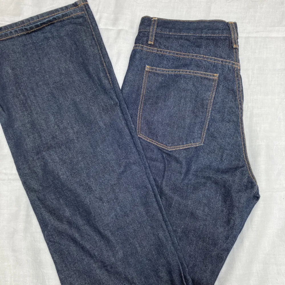 Jeans från Uniqlo som har en klassik 70-tals siluett med hög midja och vida ben nedtill. I toppen skick, har inte använt dom mycket då de är aningen för små!. Jeans & Byxor.